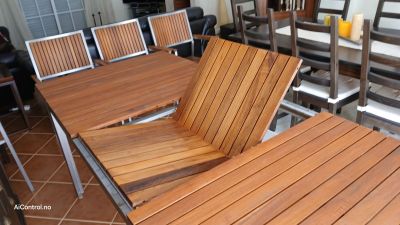Garden table with 4 chairs. New price was €1890
Extendable garden table in stainless steel and teak with 4 chairs. New price was €1890 - Offer ?
