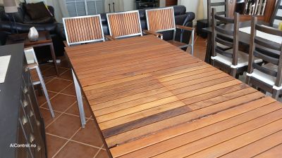Garden table with 4 chairs. New price was €1890
Extendable garden table in stainless steel and teak with 4 chairs. New price was €1890
